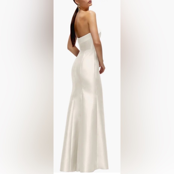 NEW Alfred Sung Strapless Ivory Satin Trumpet Gown SZ 6 - Picture 2 of 10